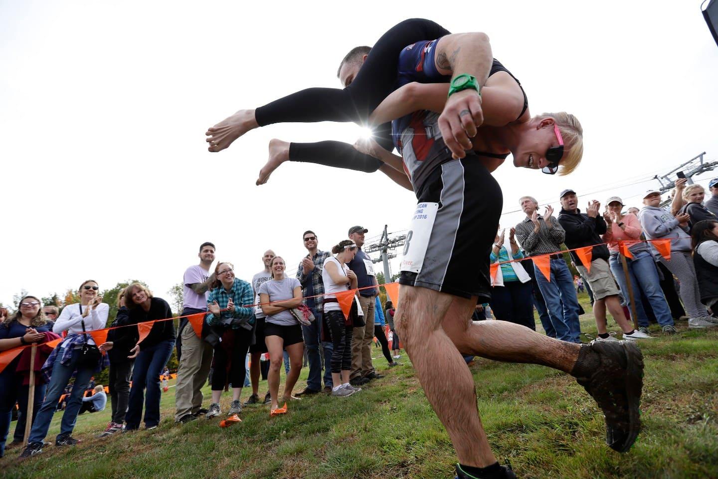 Hombre corriendo con mujer a cuestas