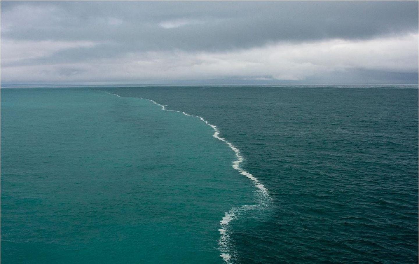 It really looks like the meeting line of two oceans