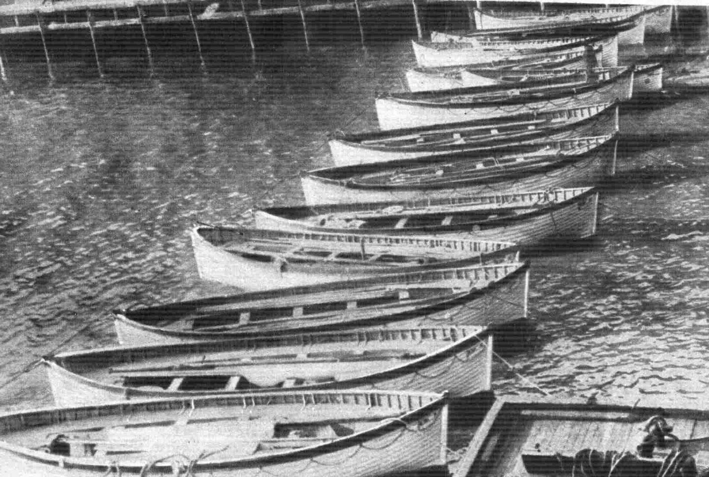 Titanic´s lifeboats black and white picture