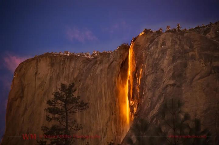 Cascada Cola de Caballo iluminada