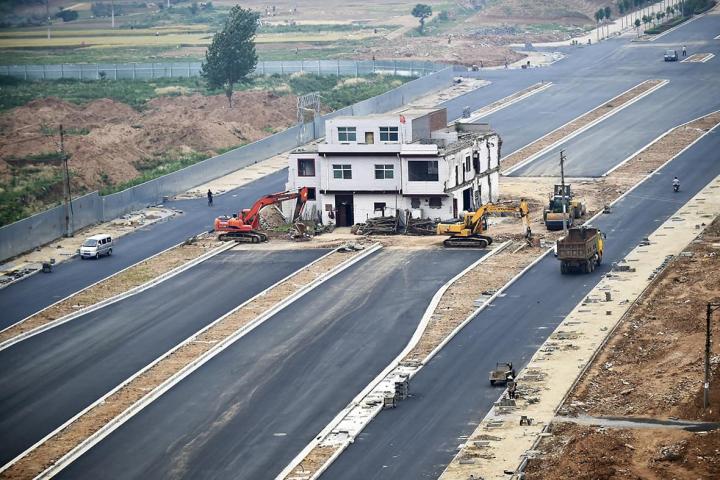 Casa que separa autopista