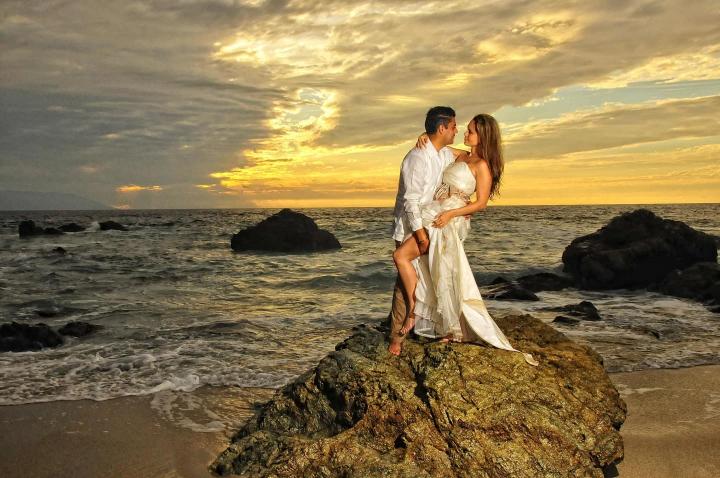 Trash the dress, destroza el vestido de novia en un escenario de película