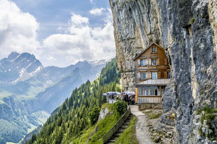 El Hotel Ascher-Wildkirchli se esconde en los Alpes suizos