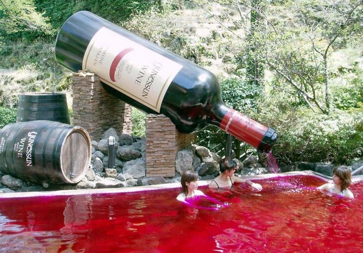 Cumple tu sueño de bañarte en vino tinto