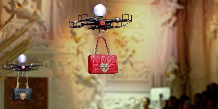 Drones exhibiendo bolsos con total profesionalidad