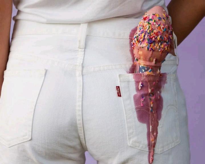 Helado en bolsillo atrás de pantalón