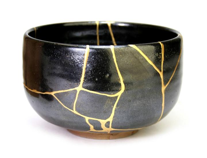 El Kintsugi resalta las fracturas de la cerámica