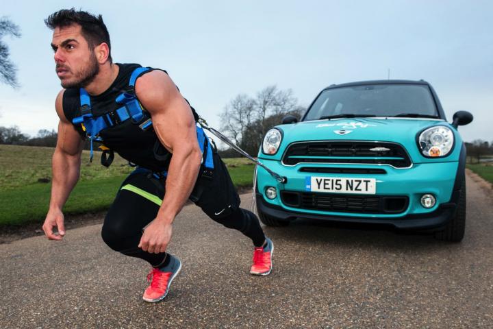 Ross Edgley hizo un maratón tirando de un Mini