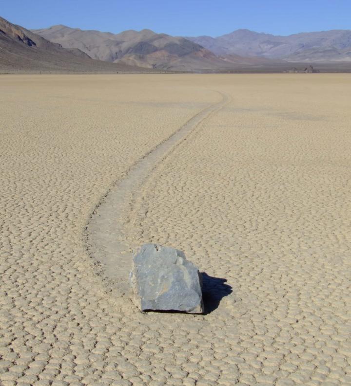 Piedras sobre el lago seco de Racetrack Beach moviendose