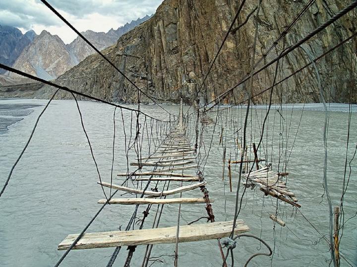 El escalofriante puente de Hussaini