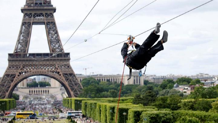 ¡Una tirolina desde la torre Eiffel!