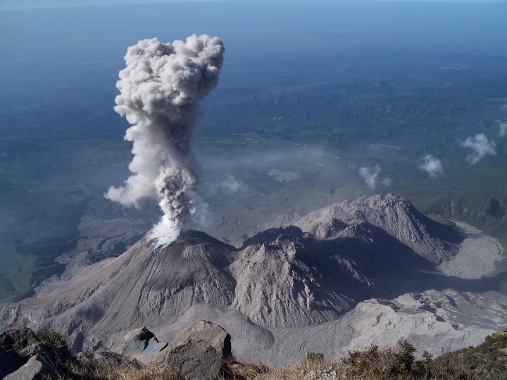 Volcán Santiaguito, un explosivo ascenso