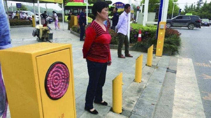 Semáforos pilones disparan sprays agua