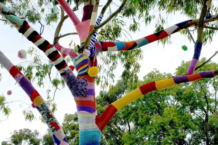 Yarn bombing árbol lana colores